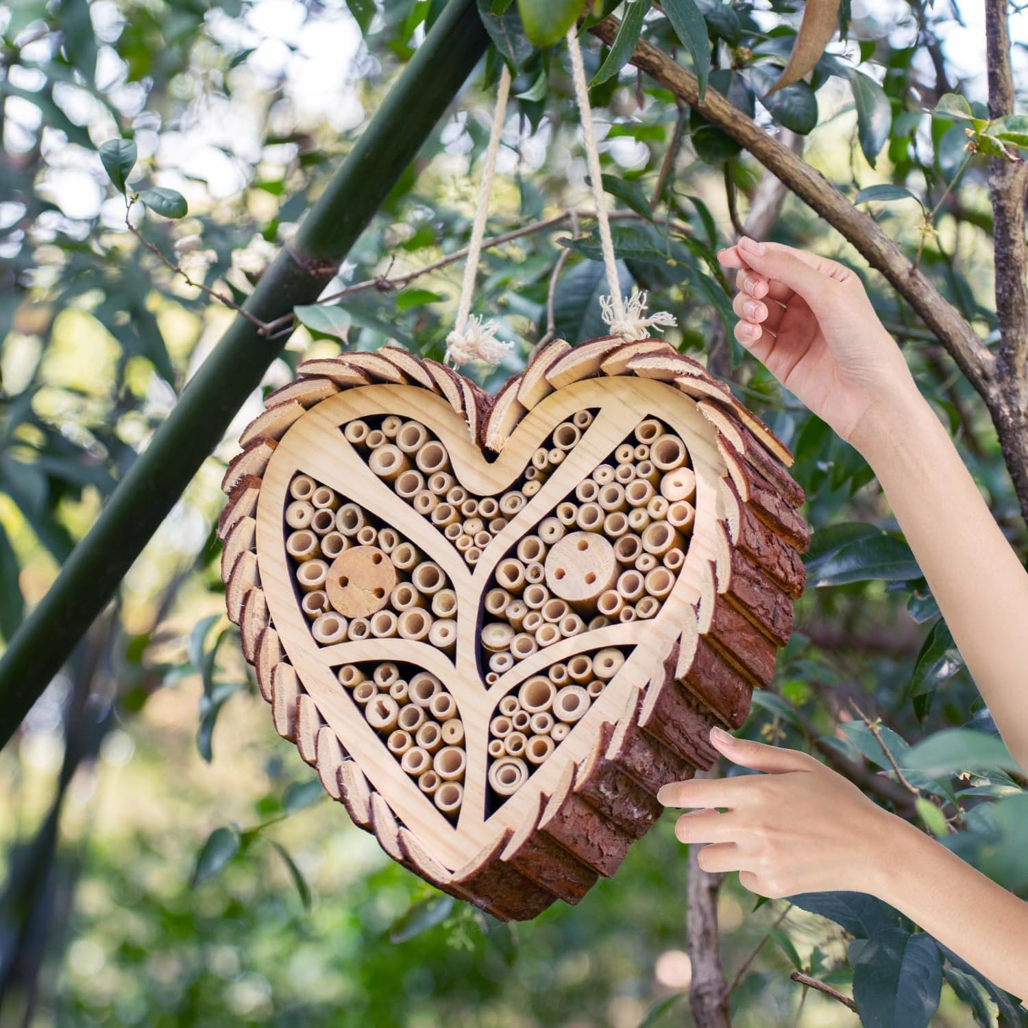 Heart-Shaped Mason Bee House, Wooden Habitat with Bamboo Tubes, Nesting Aid for Solitary Bees, Garden Decor